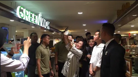 Diserbu Ibu-Ibu
