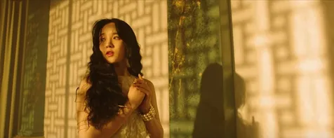 Yuqi Pakai Gaun yang Anggun