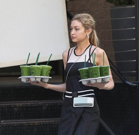 Ketika Gigi Hadid Mendadak Jualan Jus Buah Gimana Jadinya