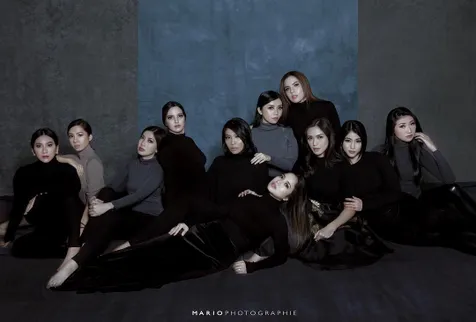 Photoshoot Girls Squad bertema dark dan gothic yang membuat sosok para mama muda terlihat misterius © instagram.com/ramadhaniabakrie