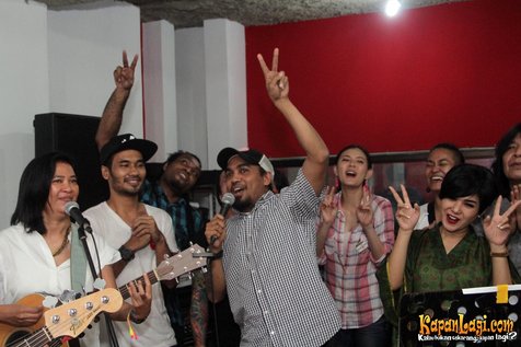 Glenn Fredly dan sederetan penyanyi latihan untuk persiapan Konser 2 Jari @KapanLagi.com/Muhammad Rasyad