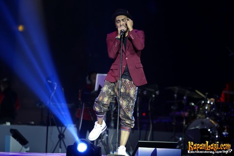 Aksi Glenn yang memukau di konser Menanti Arah © KapanLagi.com®/Bayu Herdianto