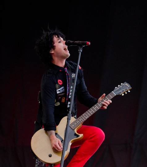 Billie Joe Armstrong satu panggung dengan band pujaannya © Shutterstock