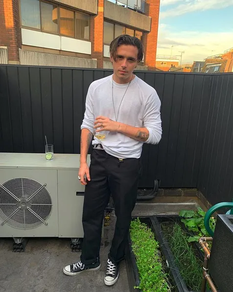 Hana Cross Kembali Follow Brooklyn Beckham