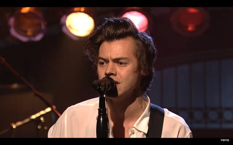 Harry Styles bawakan single keduanya, 'Ever Since New York', secara live di Saturday Night Live © YouTube/HarryStylesVEVO