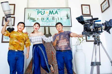 Gandeng Belasan Cameo