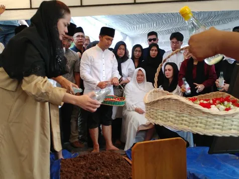 Emil Dardak Ikut Menguburkan
