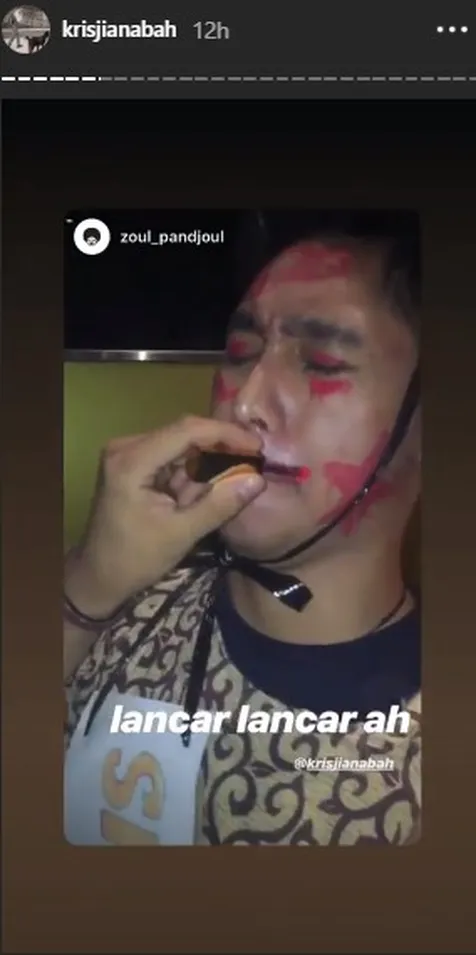 Ditantang Buka Baju Sambil . . .