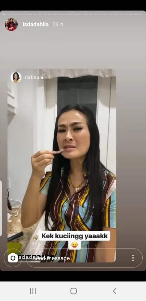 Asyik Makan Tulang Ayam