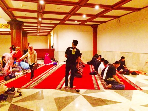 Suasana mushola di konser Kahitna © Arei Arifin