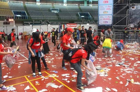 Sahabat NOAH inisiatif bersihkan venue usai konser © Kapanlagi.com®/Adhib Mujaddid