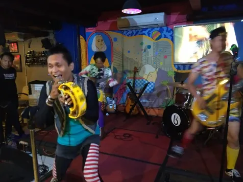 Gambar dari Begini Bentuk Rasa Syukur Hancur Band Setelah "Sudah Jadi Artis" » img 20191213 wa0012 img 20191213 wa0012 » Begini Bentuk Rasa Syukur Hancur Band Setelah "Sudah Jadi Artis"