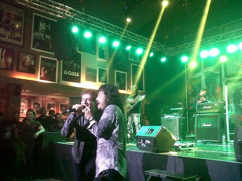 Laskar Band bikin suasana semakin liar dan pecah dengan setlist yang mereka bawa ©KapanLagi.com/Abbas Aditya