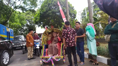 Memakai Becak