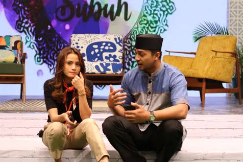 Adu Peran Dengan Acha Septriasa