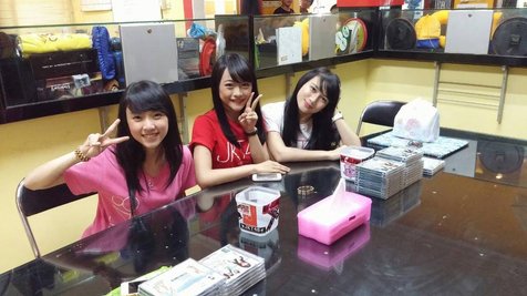 Melody, Rona, Elaine JKT48 saat direct selling single ke-9 di Elfara FM, Malang/©JKT48 Official Twitter