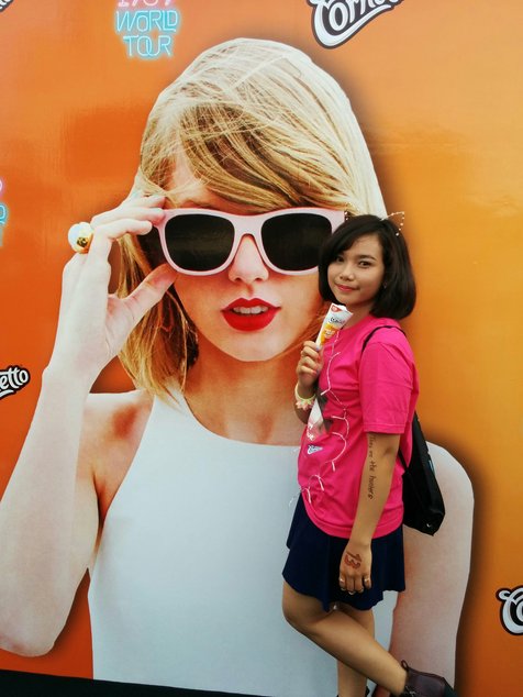 Penonton Taylor Swift di Singapore, menggambari tangannya dengan angka 13. ©KapanLagi.com/Adhib Mujaddid