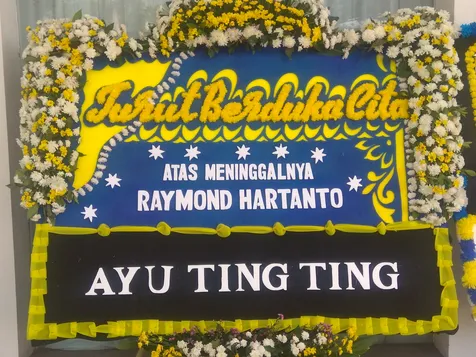Karangan Bunga dari Ayu Ting Ting