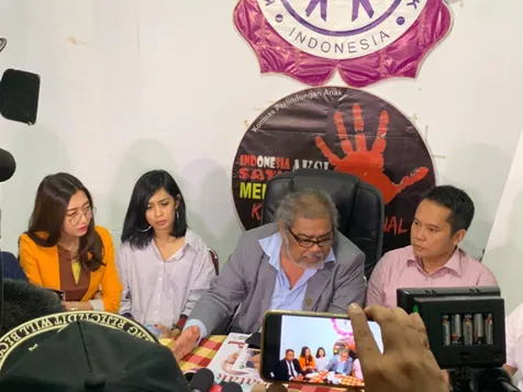 Mertua Karen Keluarkan Pistol