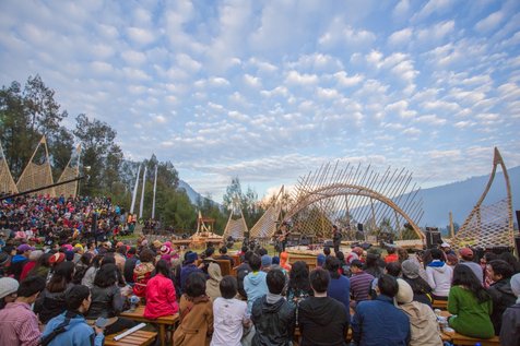 Jazz gunung diawali dengan ritual bersih gunung yang diharap bisa berkonstribusi kembali ke alam. ©KapanLagi.com/Darmadi Sasongko