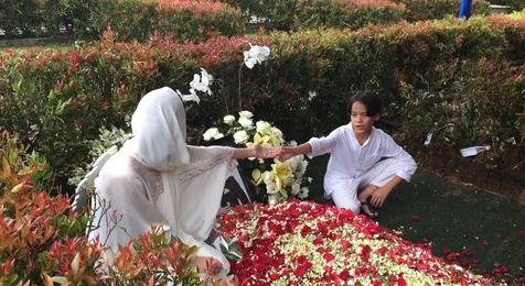 Berpegangan Tangan di Atas Pusara Ashraf