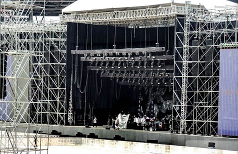 Panggung konser Bon Jovi sudah berdiri © Kapanlagi.com®/Fikri Alfi Rosyadi