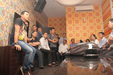 Diskusi dengan pengusaha bisnis karaoke di Malang @foto: KapanLagi.com®/Adhib Mujaddid