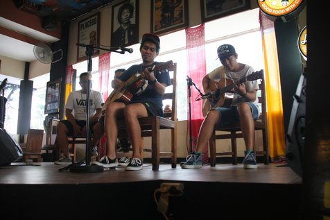 Rocket Rockers membawa RRF dan Street Team Malang bernostalgia lewat lagu Dia ©KapanLagi.com