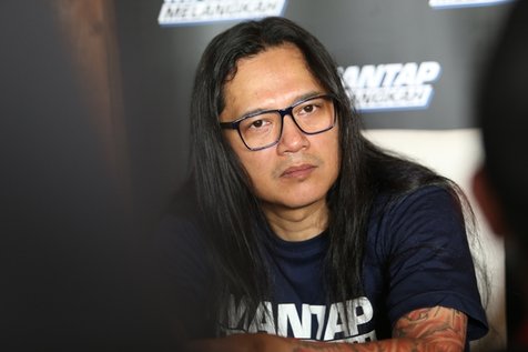 Otong bakal memberikan gitarnya pada penonton Hammersonic. (KapanLagi.com/Fikri Alfi)