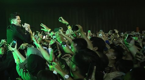 Suasana meriah konser The Script di Kokas (10/4). (Cr: KapanLagi.com/Bintang.com)