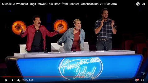 Ketiga juri kompak memberikan standing ovation pada penampilan Michael. © Youtube.com/AmericanIdol