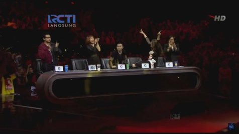 Para juri memberikan standing ovation atas penampilan Maria. © Indonesian Idol Youtube