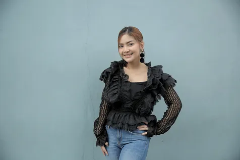 Irma Darmawangsa Doyan Nongkrong di Taman