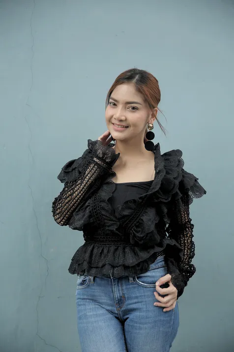 Irma Menyelipkan Uangnya Sendiri