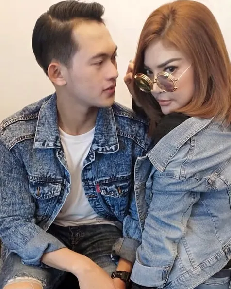 Pergi Menjauh Setelah Elly Datang