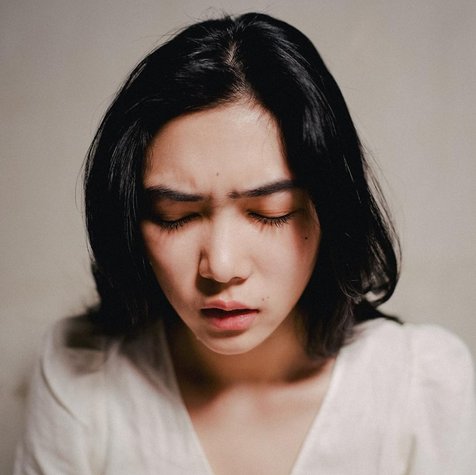 Isyana Sarasvati menangis (credit : instagram.com/isyanasarasvati0