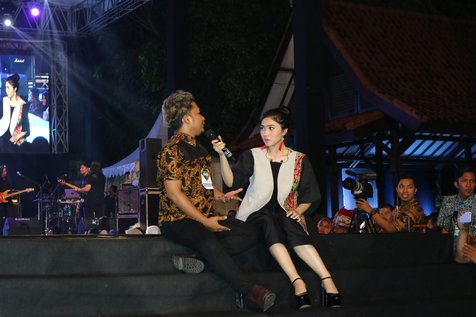 Isyana mengajak penonton nyanyi bersama © KapanLagi.com®/Agista Rully