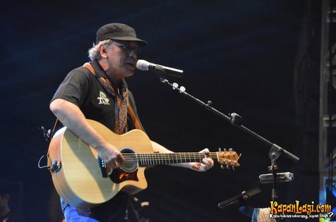 Iwan Fals tampil memukau dalam Top Concert yang digelar di Lampung Foto:Kapanlagi.com/Deni