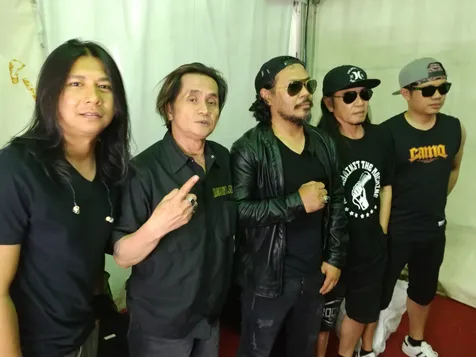 Perjalanan 13 Jam Demi Manggung