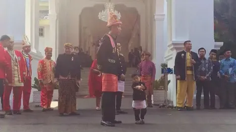 Jokowi Mengenakan Baju Adat Aceh