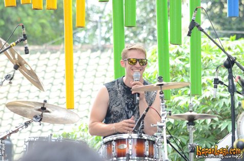 Drummer bule ganteng, siapa dia? ©KapanLagi.com®/Muhammad Nizar Zulmi