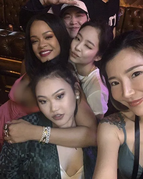 Seru-Seruan Bareng Rihanna