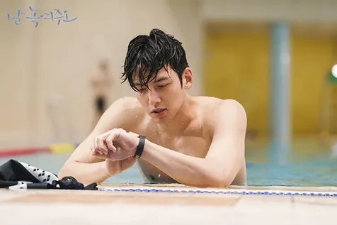 Tampil Shirtless
