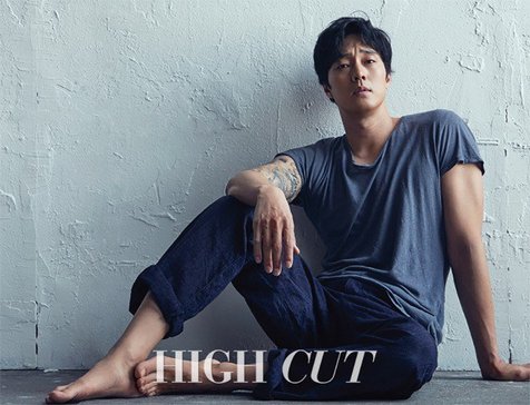 So Ji Sub dalam pemotretan bersama High Cut Magazine. © High Cut Magazine