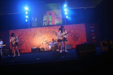 Aksi dari band JKT48 dalam Event Handshake Halloween Night (31/10)© motretJKT48/Nugi