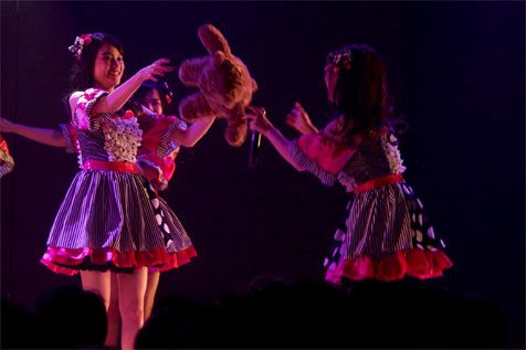 JKT48 saat menampilkan lagu 'Kuma No Nui Gurumi' © KapanLagi.com/Djoko Poerwanto