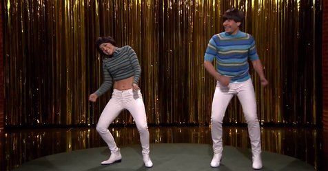 Jennifer Lopez & Jimmy Fallon pamer celana ketat masing-masing/Youtube©