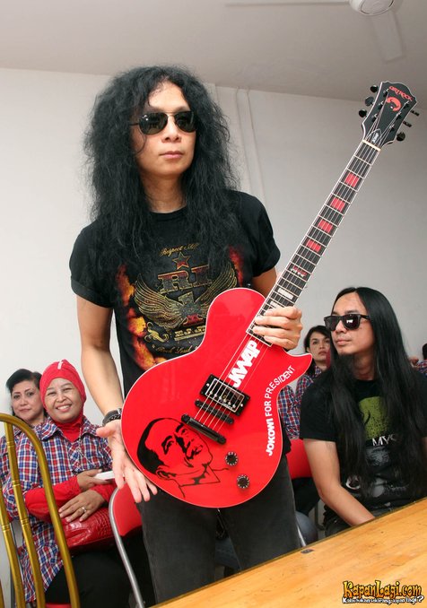 John Paul Ivan dan Gitar Untuk Jokowi/@Foto: KapanLagi.com®/Hendra