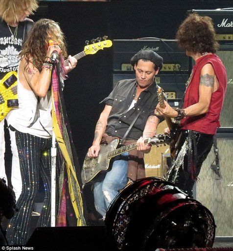 Johnny Depp saat tampil bersama Aerosmith ©splashnews