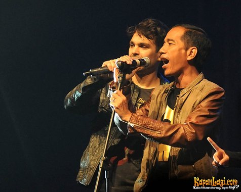 Jokowi Saat Tampil Bareng Arkarna/@Foto: KapanLagi.com®